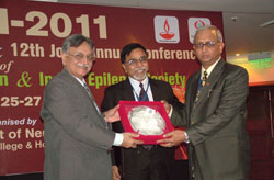 Dr Satish Jain receiving the Presidential Oration plaque
